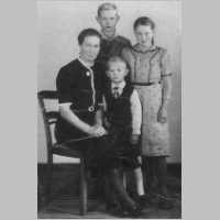 079-0144 Frau Frieda Rahlf mit ihren Kindern, Erwin, Elfriede und Georg, im Jahre 1944 (Haus 124).jpg